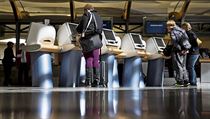 Americký check in. Pasažéři společnosti Delta Air Lines se přihlašují k letu na... | na serveru Lidovky.cz | aktuální zprávy