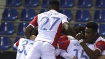 Fotbalisté Slavie se radují po brance do sítě Genku. | na serveru Lidovky.cz | aktuální zprávy