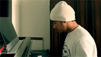 Pilot formule 1 Lewis Hamilton je i schopným klavíristou. | na serveru Lidovky.cz | aktuální zprávy