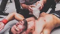 Ruský bojovník Shamil Zavurov leží na zemi, nad ním se sklání jeho bratranec... | na serveru Lidovky.cz | aktuální zprávy