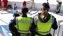Rakouští policisté čekají v cíli závodu v běžeckém lyžování. | na serveru Lidovky.cz | aktuální zprávy