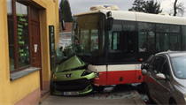 Srážka autobusu s osobním autem v pražských Hodkovičkách. | na serveru Lidovky.cz | aktuální zprávy