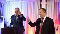 Přípitek Miloše Zemana a Jaromíra Soukupa. | na serveru Lidovky.cz | aktuální zprávy