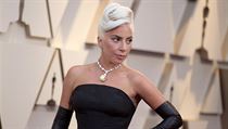 Lady Gaga ohromila na Oscarech diamantem ze Sndan u Tiffanyho. Zpvaka...