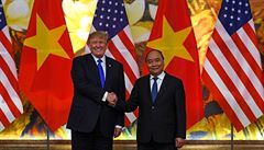 Americký prezident Donald Trump a vietnamský premiér Nguyen Xuan Phuc.