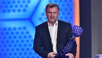 Pavel Vrba s trofejí pro Trenéra roku 2018. | na serveru Lidovky.cz | aktuální zprávy