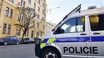 Policejní vůz poblíž domu v Údolní ulici v Brně, kde policisté navštívili byt...