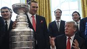 Prezident Donald Trump bhem nvtvy hokejist Washingtonu v Blm dom.