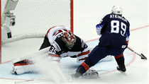 Americký útočník Cam Atkinson překonává kanadského brankáře Darcyho Kuempera. | na serveru Lidovky.cz | aktuální zprávy