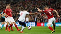 Raheem Sterling se prosazuje přes Ondřeje Čelůstku. Přihlíží Tomáš Kalas. | na serveru Lidovky.cz | aktuální zprávy