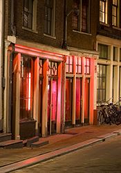 Amsterodam zakáže komentované prohlídky ve slavné ulici nevěstinců. Město se snaží snížit nával turistů Takzvaná Čtvrť červených luceren v nizozemském Amsterodamu. | na serveru Lidovky.cz | aktuální zprávy