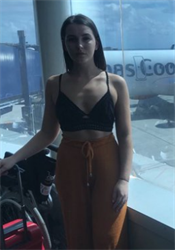 Nevhodné oblečení v letadle. Posádka chtěla nechat vyvést mladou dívku v croptopu Emily O'Connorová. | na serveru Lidovky.cz | aktuální zprávy