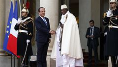 Bývalý prezident Gambie Yahya Jammeh (vpravo) si tese rukou s tehdejím...