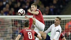 Jakub Jankto odkopává mí ped Jordanem Hendersonem