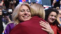 Prezidentská kandidátka Zuzana Čaputová přijímá od své spolupracovnice Nory... | na serveru Lidovky.cz | aktuální zprávy