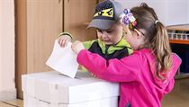 Děti vhazují volební lístek svěřený rodiči do volební urny. | na serveru Lidovky.cz | aktuální zprávy