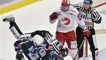 Jan Eberle z Plzně padá po souboji s Vladimírem Rothem z Třince. | na serveru Lidovky.cz | aktuální zprávy