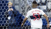 Brankář Los Angeles David Bingham chytá penaltu Aliho Adnana z Vancouveru. | na serveru Lidovky.cz | aktuální zprávy