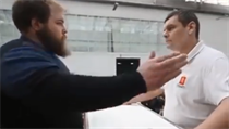 Vasilij Kamotský (vlevo) neměl se svým soupeřem slitování. | na serveru Lidovky.cz | aktuální zprávy