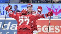 Třinečtí Martin Růžička a Aron Chmielewski se radují z gólu. | na serveru Lidovky.cz | aktuální zprávy