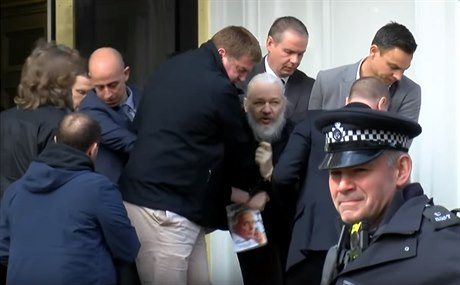Zatení Juliana Assange.