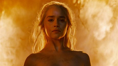 Z ohn zrozená. Daenerys Targaryen (Emilia Clarkeová) peije ohe z pohební...