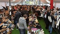 Obnošený luxus. Charitativní bazar, v němž se prodávají nošené kousky luxusních... | na serveru Lidovky.cz | aktuální zprávy