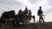Afghánské bezpečnostní jednotky se shromažďují na místě pondělního útoku... | na serveru Lidovky.cz | aktuální zprávy