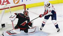 Brankář Petr Mrázek pochytal v pondělním zápase úvodního kola play off NHL... | na serveru Lidovky.cz | aktuální zprávy