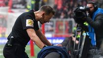 Rozhodčí Karel Hrubeš zkoumá na video zákrok na Josefa Hušbauera. | na serveru Lidovky.cz | aktuální zprávy