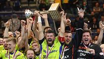 Kapitán Vítkovic Tomáš Sladký zvedá nad hlavu trofej pro vítěze florbalové... | na serveru Lidovky.cz | aktuální zprávy