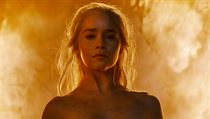 Z ohn zrozen. Daenerys Targaryen (Emilia Clarkeov) peije ohe z pohebn...