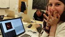 Katie Boumanová v momentu, kdy poprvé viděla fotografii černé díry. | na serveru Lidovky.cz | aktuální zprávy