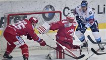V souboji před brankou: zleva Vladimír Roth a brankář Šimon Hrubec (oba z... | na serveru Lidovky.cz | aktuální zprávy