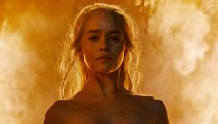 Z ohn zrozená. Daenerys Targaryen (Emilia Clarkeová) peije ohe z pohební...