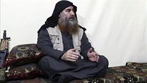 Obrázek z videa zveřejněného v pondělí Islámským státem ukazuje muže, který by... | na serveru Lidovky.cz | aktuální zprávy