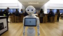 Robot "Pepper" u vstupu do obchodu Microsoft Store v Bostonu. | na serveru Lidovky.cz | aktuální zprávy