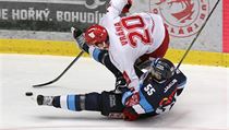 Liberecký Martin Ševc se drží třineckého Petra Vrány. | na serveru Lidovky.cz | aktuální zprávy