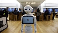 Robot "Pepper" u vstupu do obchodu Microsoft Store v Bostonu.