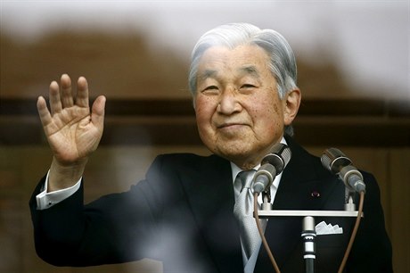 Japonský císa Akihito mává píznivcm ze svého paláce v Tokyu.