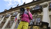 Dopad sporu o ministra kultury: Význam kulturních institucí Na ministerstvo přinesli demonstranti petici umělců a zástupců kulturních... | na serveru Lidovky.cz | aktuální zprávy