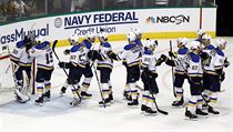 Brankář Jordan Binnington (50) z týmu St. Louis Blues přijímá gratulaci od... | na serveru Lidovky.cz | aktuální zprávy