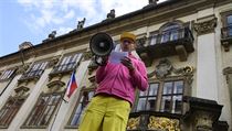 Na ministerstvo přinesli demonstranti petici umělců a zástupců kulturních... Na ministerstvo přinesli demonstranti petici umělců a zástupců kulturních...