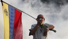 Bhem protest pouili Madurovy vojáci slzný plyn.