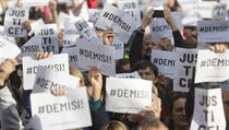 Demonstranti požadují demisi. | na serveru Lidovky.cz | aktuální zprávy