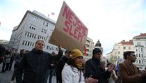Záběr z brněnské demonstrace, kde lidé protestují proti Babišovi a Benešové. Záběr z brněnské demonstrace, kde lidé protestují proti Babišovi a Benešové.