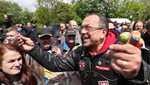 Jaroslav Foldyna rozdával Nočním vlkům lízátka. | na serveru Lidovky.cz | aktuální zprávy