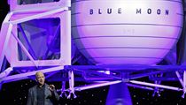 Jeff Bezos speaks in front of a model of Blue Origin's Blue Moon lunar lander,... | na serveru Lidovky.cz | aktuální zprávy