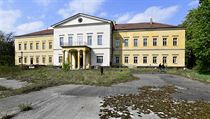 Dolní zámek v Panenských Břežanech na snímku z 23. dubna 2019. Zámek, kde... | na serveru Lidovky.cz | aktuální zprávy