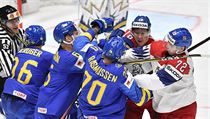 V potyčce (zleva) Švédové Marcus Krüger, Adam Larsson a Dennis Rasmussen a... | na serveru Lidovky.cz | aktuální zprávy